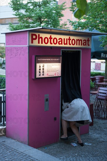 Allemagne (Germany), Berlin, Prenzlauer Berg, Kulturbrauerei, complexe culturel associatif, jeune femme depassant d'un photomaton,