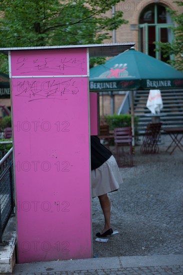 Allemagne (Germany), Berlin, Prenzlauer Berg, Kulturbrauerei, complexe culturel associatif, jeune femme depassant d'un photomaton,