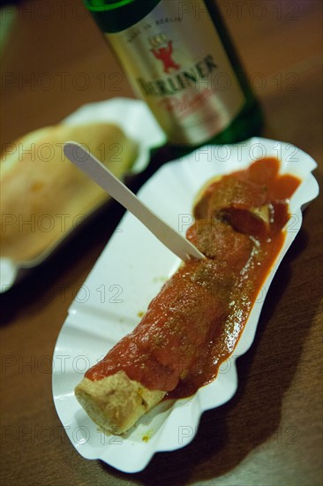 Allemagne (Germany), Berlin, Prenzlauer Berg, Kulturbrauerei, street food, Curry Wurst, saucisse,