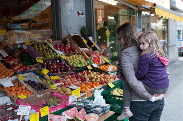 Allemagne (Germany), Berlin, Prenzlauer Berg, Prenzlauer Allee, rue, commerce, femme avec enfant sur le dos