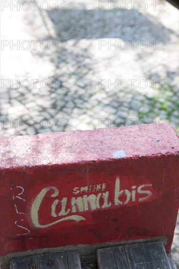 Allemagne (Germany), Berlin, Prenzlauer Berg, rue, graffitis subversifs, detournement de la typographie Coca-Cola pour smoke cannabis,