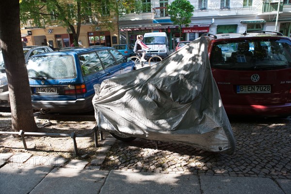 Allemagne (Germany), Berlin, Prenzlauer Berg, rue, moto sous une bache,