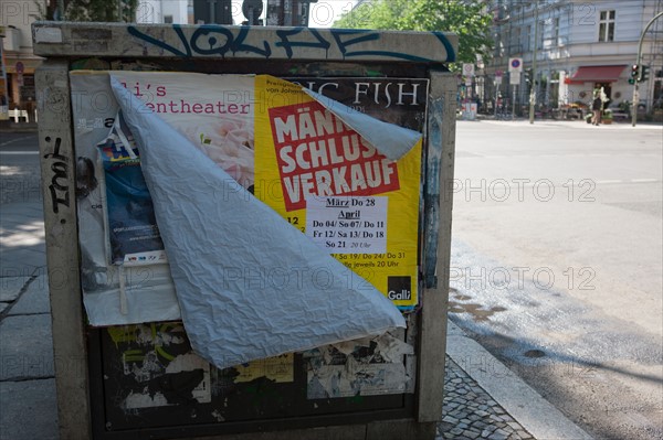 Allemagne (Germany), Berlin, Prenzlauer Berg, sous les voies du S-Bahn, arches, palimpseste, papiers colles,