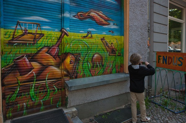 Allemagne (Germany), Berlin, Prenzlauer Berg, rue, rideau de fer, enfant photographiant, findus,