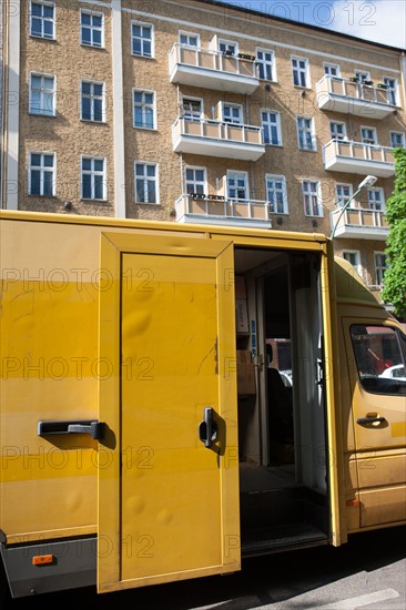 Allemagne (Germany), Berlin, Prenzlauer Berg, rue, camion de livraison de la poste, couleur jaune,
