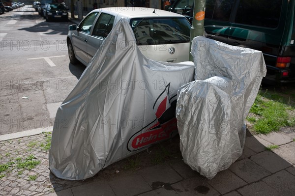 Allemagne (Germany), Berlin, Prenzlauer Berg, rue, moto sous une bache,