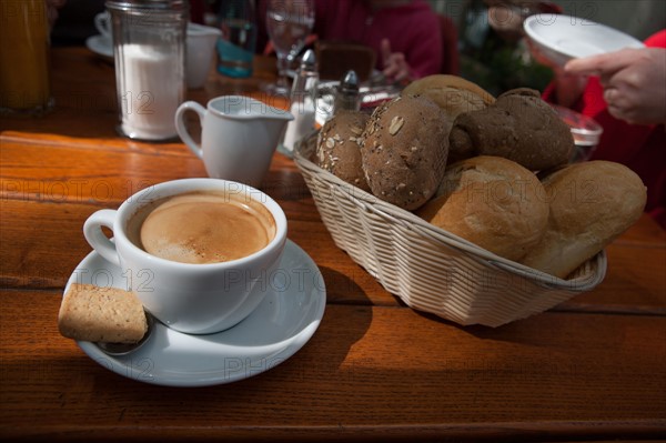 Allemagne (Germany), Berlin, Prenzlauer Berg, Kollwitzstrasse, restaurant, Anna Blume, salon de the, petit dejeuner, tasse, cafe, biscuit, petits gateaux, corbeille, pain.