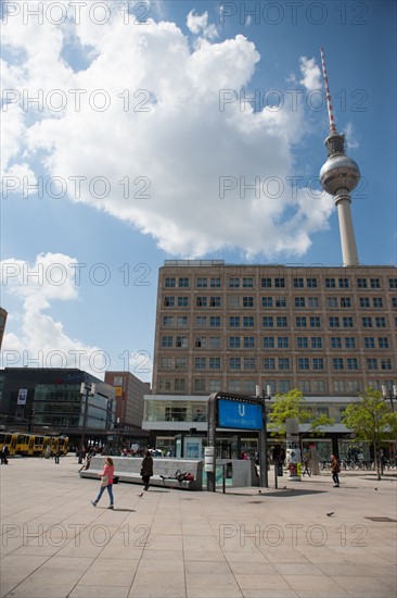 Allemagne, Germany, Berlin, Alexanderplatz, place, fontaine, tour de television de Berlin Est, sphere,