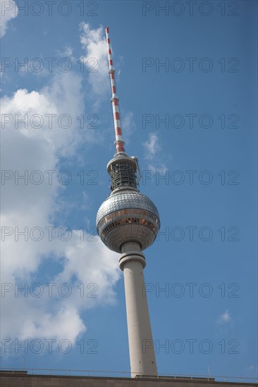 Allemagne, Germany, Berlin, Alexanderplatz, place, fontaine, tour de television de Berlin Est, sphere,