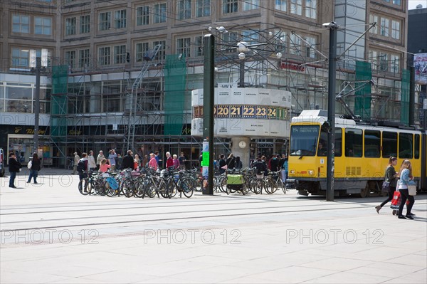 Allemagne, Germany, Berlin, Alexanderplatz, place, fontaine, tramway,