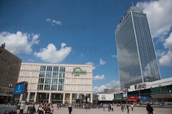 Allemagne, Germany, Berlin, Alexanderplatz, place, fontaine, tour de television de Berlin Est, sphere,