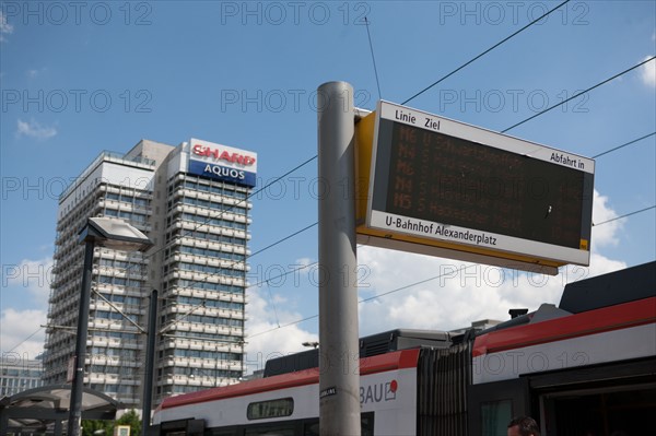 Allemagne, Germany, Berlin, Alexanderplatz, place, tramway et panneau indicateur,