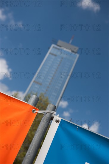 Allemagne, Germany, Berlin, Alexanderplatz, place, fontaine, tour, baches de couleur,