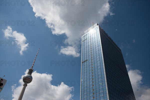 Allemagne, Germany, Berlin, Alexanderplatz, place, fontaine, tour de television de Berlin Est, sphere,