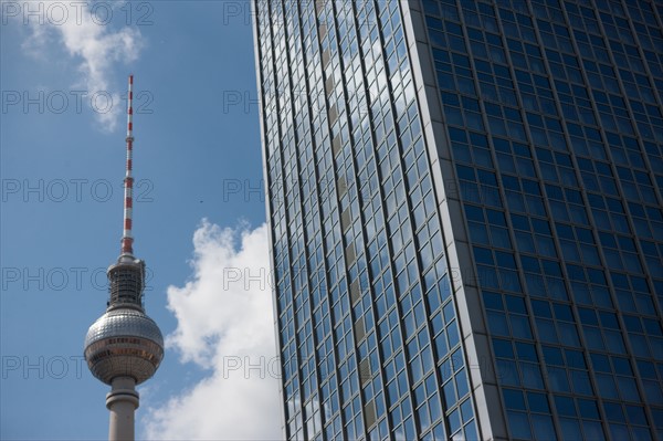 Allemagne, Germany, Berlin, Alexanderplatz, place, fontaine, tour de television de Berlin Est, sphere,