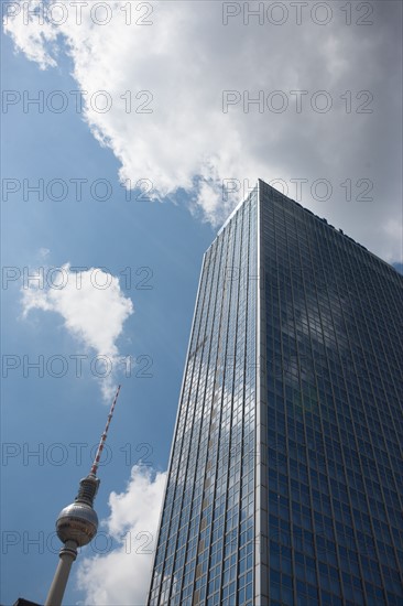 Allemagne, Germany, Berlin, Alexanderplatz, place, fontaine, tour de television de Berlin Est, sphere,