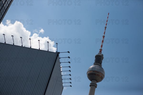 Allemagne, Germany, Berlin, Alexanderplatz, place, fontaine, tour de television de Berlin Est, sphere,