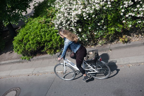 Allemagne (Germany), Berlin, Friederich Strasse, jeune femme a  velo,