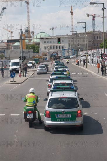 Allemagne (Germany), Berlin, Friederich Strasse, vehicules de police, polizei, chantiers et grues,