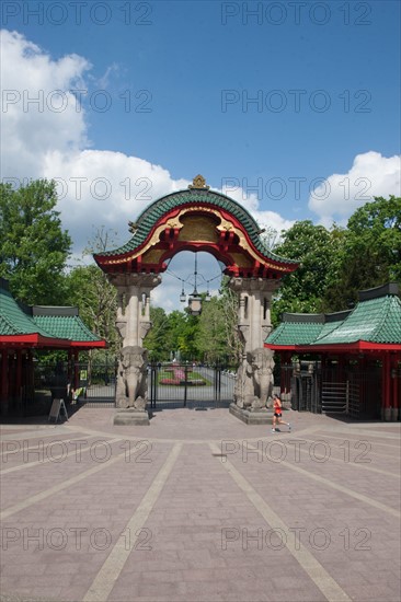 Allemagne (Germany), Berlin, bus no100, tourisme, entree du parc zoologique, femme jogging,