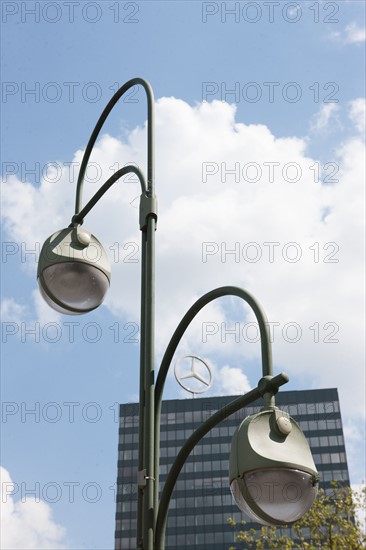 Allemagne (Germany), Berlin, Charlottensburg, immeubles, urbanisme, tour Mercedes Benz, lampadaire,