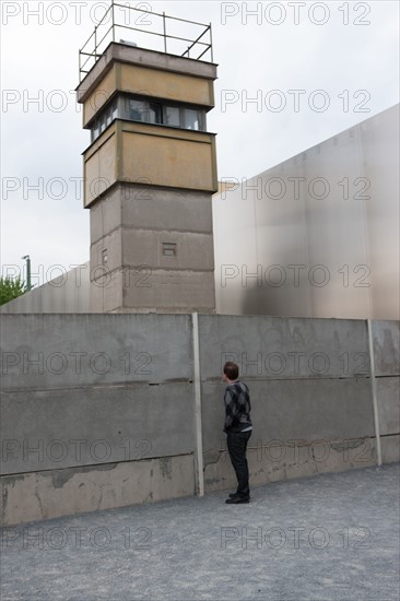 Allemagne (Germany), Berlin, Bernauer Strasse, Mur de Berlin, autour du memorial du mur, homme regardant au travers, mirador