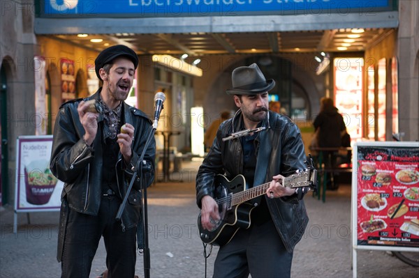 Allemagne (Germany), Berlin, Prenzlauer Berg, sous le metro, S-Bahn, Eberswalder Strasse, musiciens de rue,