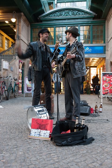 Allemagne (Germany), Berlin, Prenzlauer Berg, sous le metro, S-Bahn, Eberswalder Strasse, musiciens de rue,