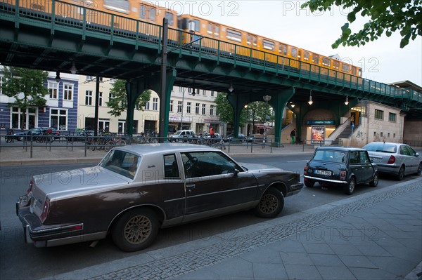 Allemagne (Germany), Berlin, Prenzlauer Berg, sous le metro, S-Bahn, Eberswalder Strasse, voitures