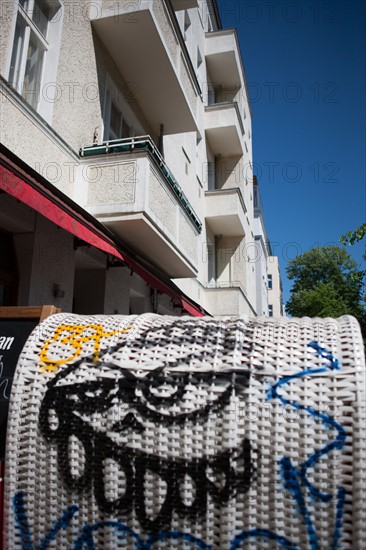 Allemagne (Germany), Berlin, Friedrichshain, immeuble, ancien Berlin Est, graffiti, terrasse de restaurant, peinture