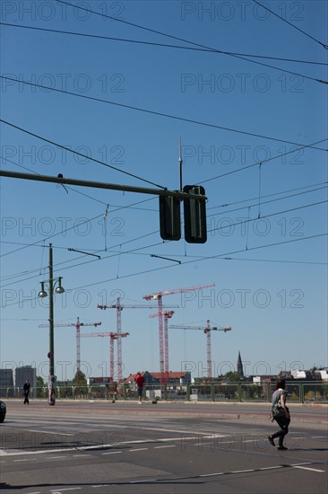 Allemagne (Germany), Berlin, Friedrichshain, immeuble, ancien Berlin Est, pont, cables, circulation, signaletique, grues
