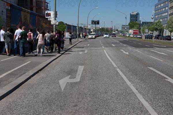 Allemagne (Germany), Berlin, Friedrichshain, immeuble, ancien Berlin Est, East Side Gallery, artistes ayant realise des oeuvres sur le mur,