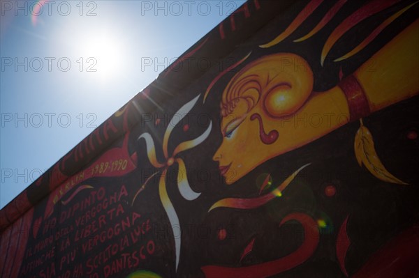 Allemagne (Germany), Berlin, Friedrichshain, immeuble, ancien Berlin Est, East Side Gallery, artistes ayant realise des oeuvres sur le mur,