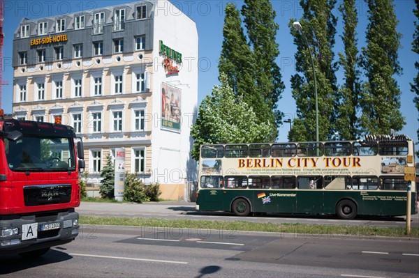 Allemagne (Germany), Berlin, Friedrichshain, immeuble, ancien Berlin Est, East Side Gallery, artistes ayant realise des oeuvres sur le mur,