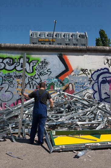 Allemagne (Germany), Berlin, Friedrichshain, immeuble, ancien Berlin Est, East Side Gallery, artistes ayant realise des oeuvres sur le mur,