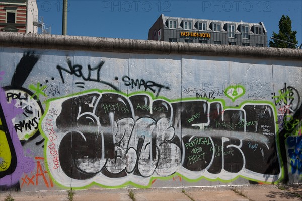 Allemagne (Germany), Berlin, Friedrichshain, immeuble, ancien Berlin Est, East Side Gallery, artistes ayant realise des oeuvres sur le mur,