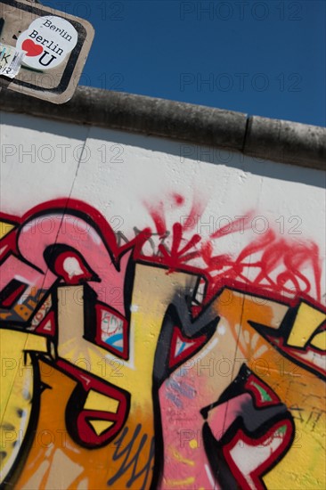 Allemagne (Germany), Berlin, Friedrichshain, immeuble, ancien Berlin Est, East Side Gallery, artistes ayant realise des oeuvres sur le mur,