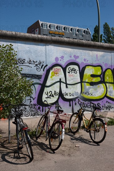 Allemagne (Germany), Berlin, Friedrichshain, immeuble, ancien Berlin Est, East Side Gallery, artistes ayant realise des oeuvres sur le mur,
