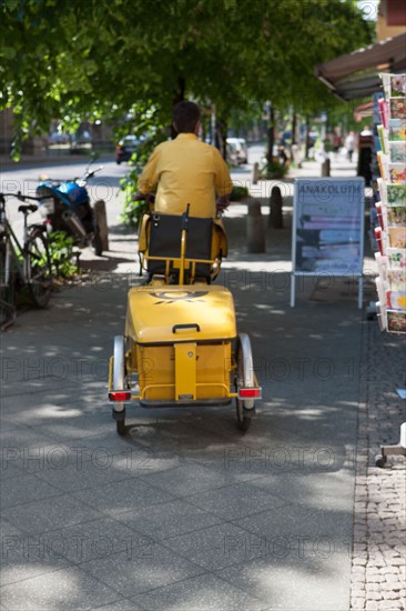 Allemagne (Germany), Berlin, Prenzlauer Berg, Gaudy Strasse, postier a velo,