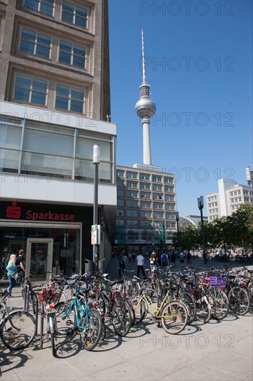 Allemagne (Germany), Berlin, Alexanderplatz, Tour Fernsehturm, tour de television de Berlin Est,