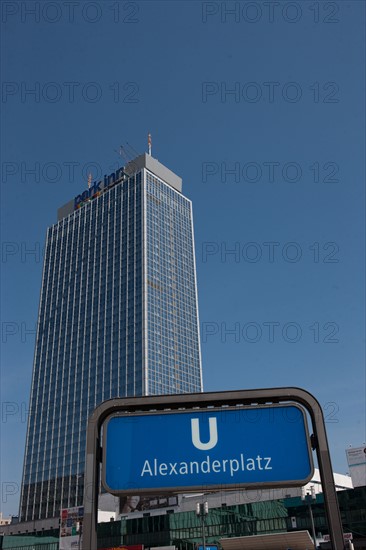 Allemagne (Germany), Berlin, Alexanderplatz, Tour Fernsehturm, tour de television de Berlin Est, horloge universelle,