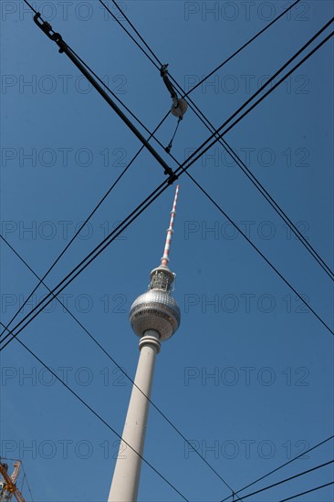 Allemagne (Germany), Berlin, Alexanderplatz, Tour Fernsehturm, tour de television de Berlin Est, cables du tramway