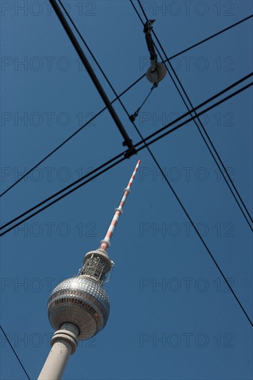 Allemagne (Germany), Berlin, Alexanderplatz, Tour Fernsehturm, tour de television de Berlin Est, cables du tramway