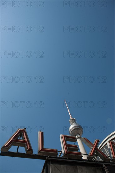 Allemagne (Germany), Berlin, Alexanderplatz, Tour Fernsehturm, tour de television de Berlin Est, lettres, gare,