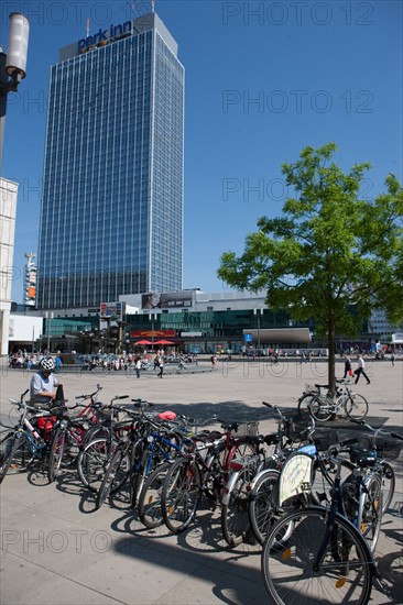 Allemagne (Germany), Berlin, Alexanderplatz, Tour Fernsehturm, tour de television de Berlin Est, horloge universelle,