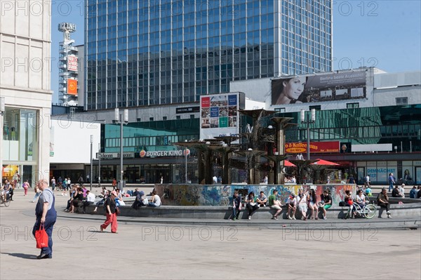 Allemagne (Germany), Berlin, Alexanderplatz, Tour Fernsehturm, tour de television de Berlin Est, horloge universelle,