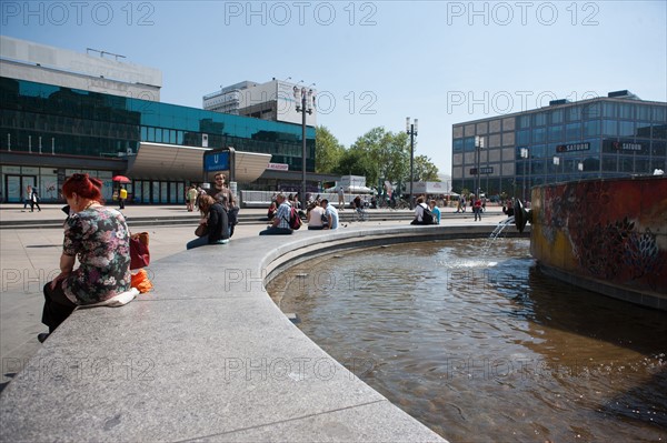 Allemagne (Germany), Berlin, Alexanderplatz, Tour Fernsehturm, tour de television de Berlin Est, fontaine et pull raye,