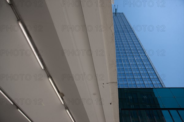 Allemagne (Germany), Berlin, Alexanderplatz, Tour Fernsehturm, immeuble, neon,