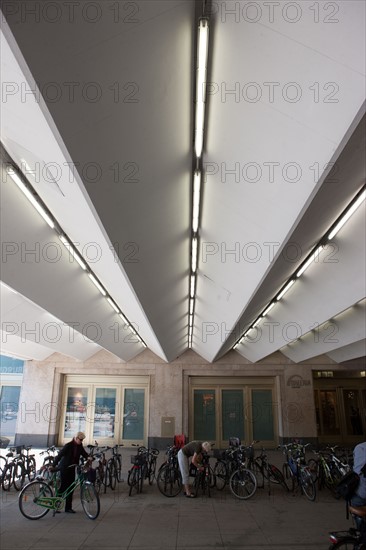 Allemagne (Germany), Berlin, Alexanderplatz, Tour Fernsehturm, immeuble, neon,