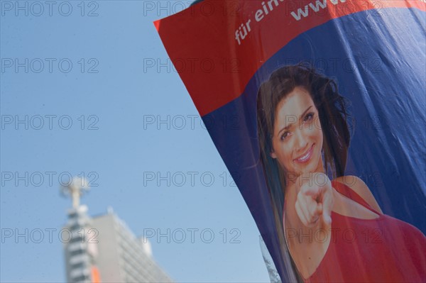 Allemagne (Germany), Berlin, Alexanderplatz, Tour Fernsehturm, publicite, femme, tour Berliner zeitung,